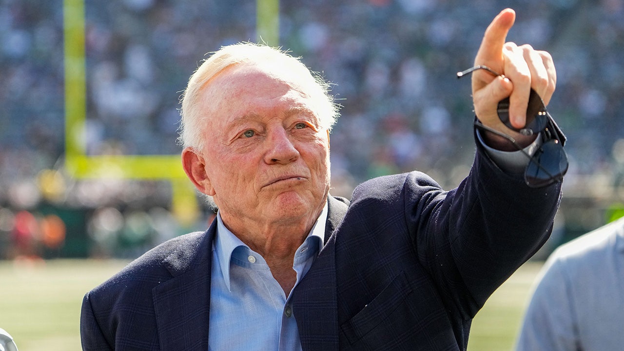 Cowboys’ Jerry Jones gives fans middle finger as team tops Jets