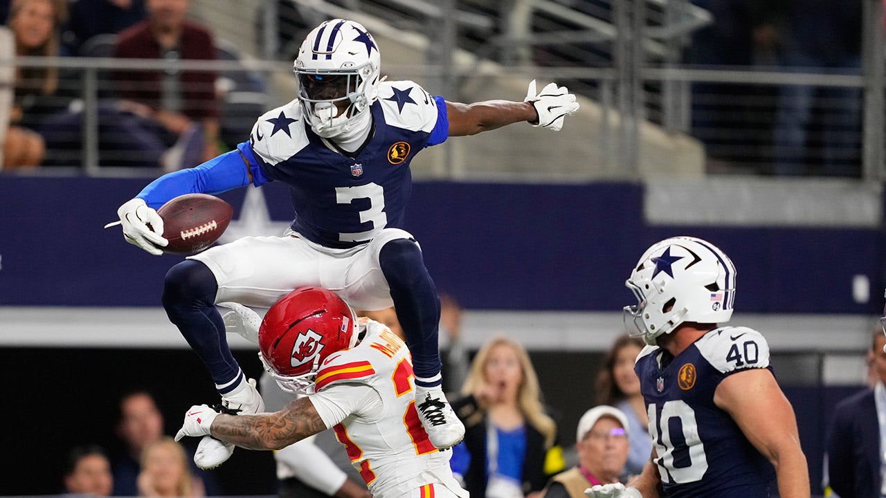 Cowboys’ George Pickens goes airborne in stunning maneuver to keep drive alive